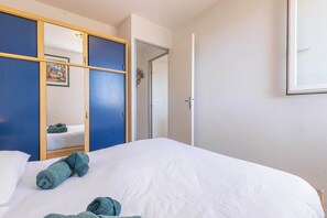 2 chambres, fer et planche à repasser, lit parapluie, draps fournis