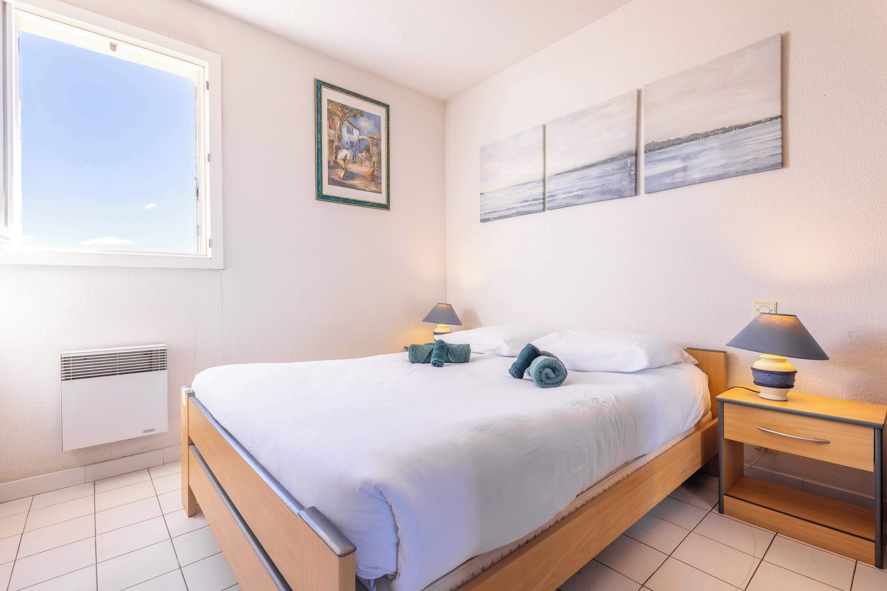 2 habitaciones, tabla de planchar con plancha y cuna de viaje 