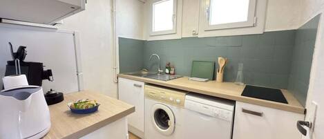 Réfrigérateur, four à micro-ondes, un four, surface de cuisson