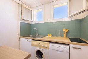 Fridge, microwave, oven, stovetop - Seafront Apartment with Balcony (Valras-Plage)