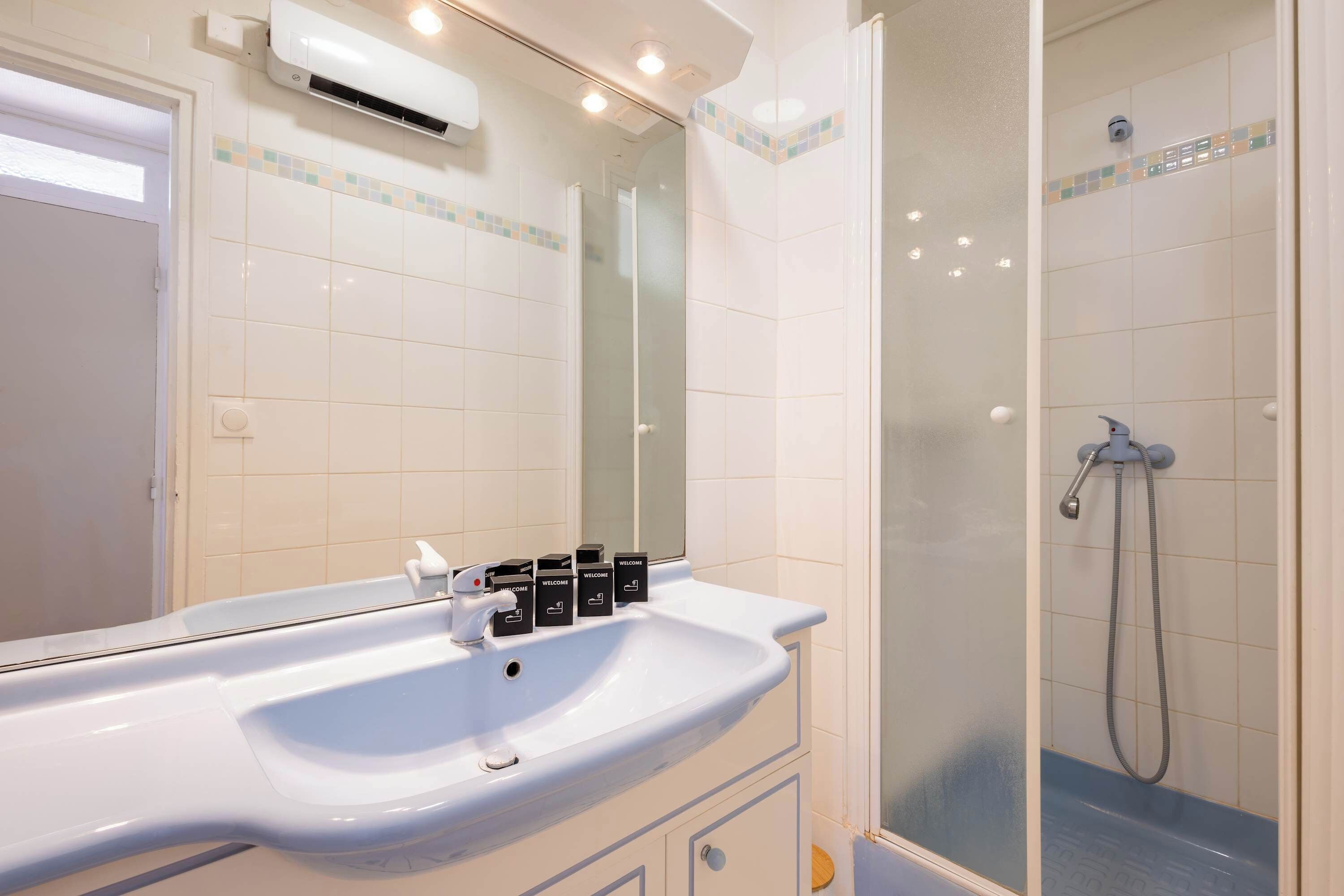 Douche, sèche-cheveux, serviettes fournies, shampoing