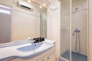 Dusche, Haartrockner, Handtücher, Shampoo
