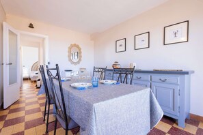 Dining - Seafront Apartment with Balcony (Valras-Plage)