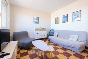 TV - Seafront Apartment with Balcony (Valras-Plage)