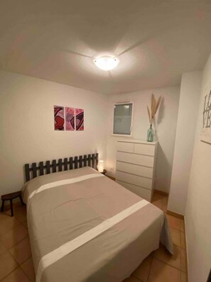 1 sovrum, strykjärn/strykbräda, resesäng och sängkläder