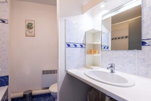 Shower, hair dryer, towels, shampoo