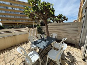 تناول الطعام بالخارج