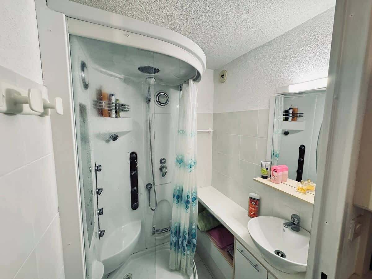 Dusche, Haartrockner, Handtücher
