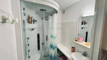 Dusche, Haartrockner, Handtücher