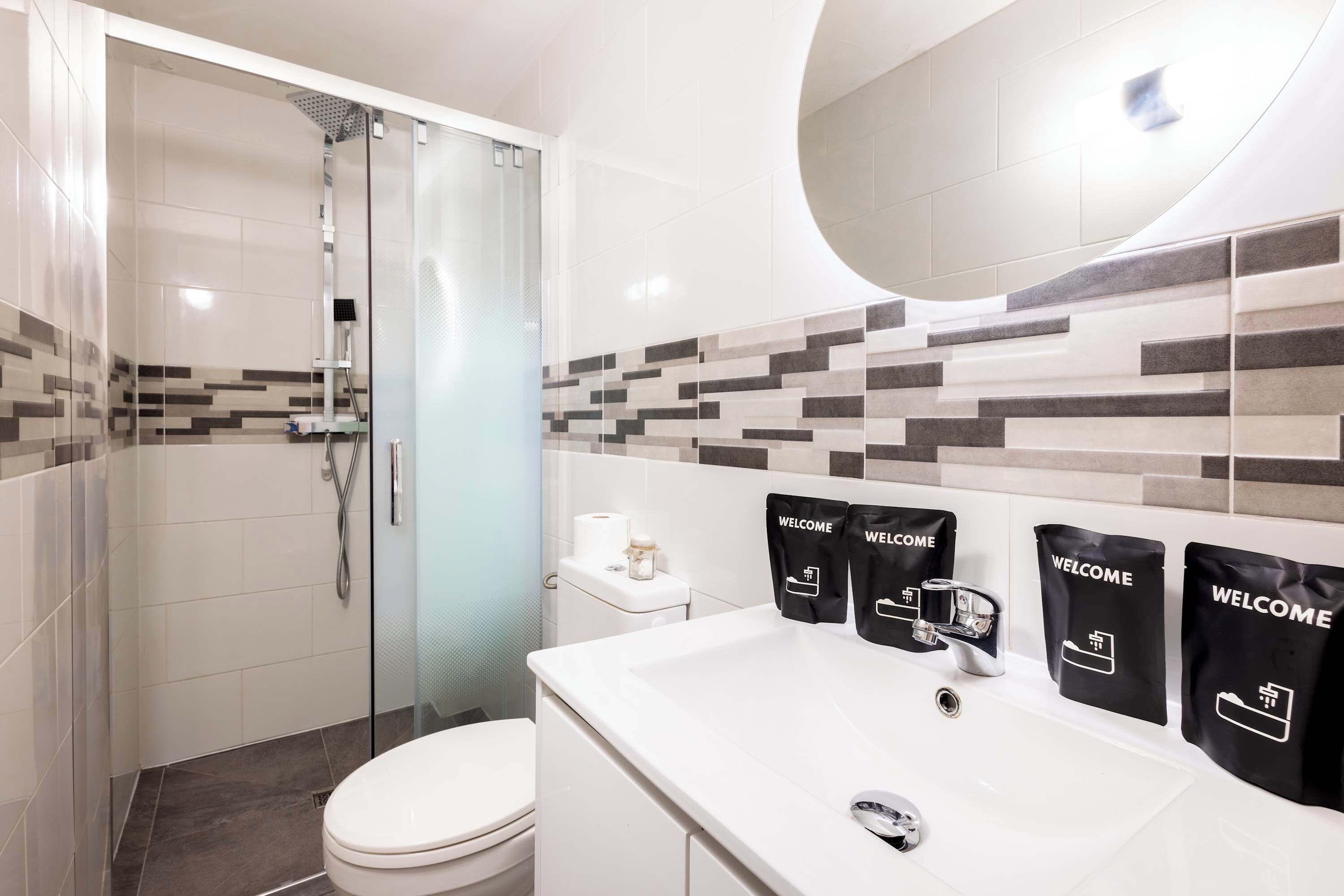 Een douche, een haardroger, handdoeken