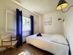 2 chambres, fer et planche à repasser, Wi-Fi, draps fournis