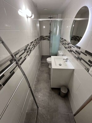 Douche, sèche-cheveux, serviettes fournies