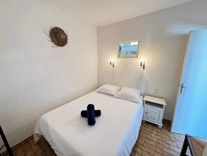 2 bedrooms, iron/ironing board, WiFi, bed sheets