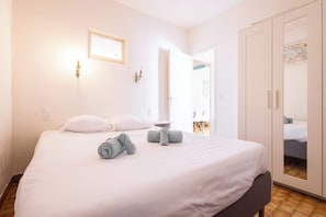 2 bedrooms, iron/ironing board, WiFi, bed sheets