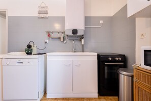 Een koelkast, een microgolfoven, een oven, een kookplaat
