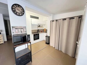 Fridge, stovetop, coffee/tea maker, high chair