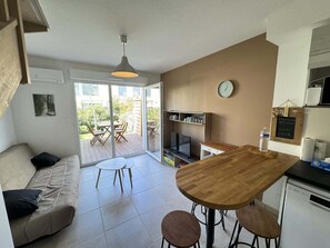 Unclassified image, 4 of 11, button