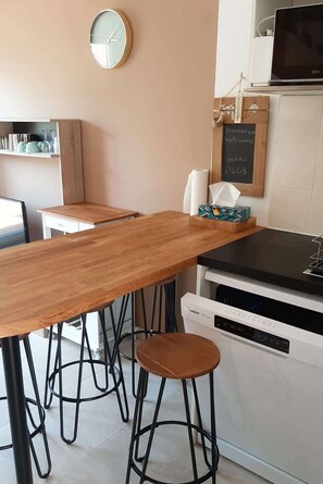 Kylskåp, mikrovågsugn, spishäll och diskmaskin