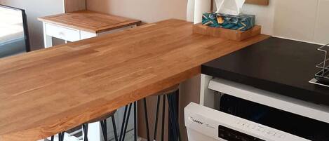 Een koelkast, een microgolfoven, een kookplaat, een vaatwasser