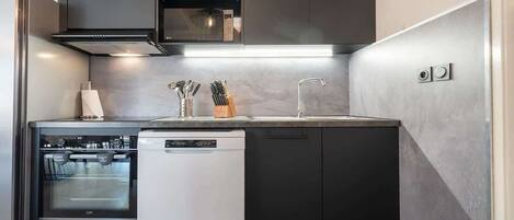 Kühlschrank, Mikrowelle, Ofen, Herdplatte