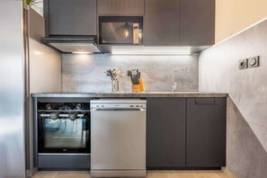 Kjøleskap, mikrobølgeovn, ovn og kokeplater