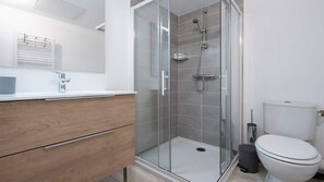 Regadera, secadora de cabello, toallas 