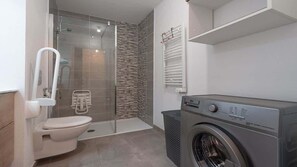 Dusche, Haartrockner, Handtücher, Shampoo