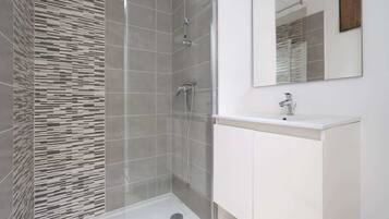 Douche, serviettes fournies