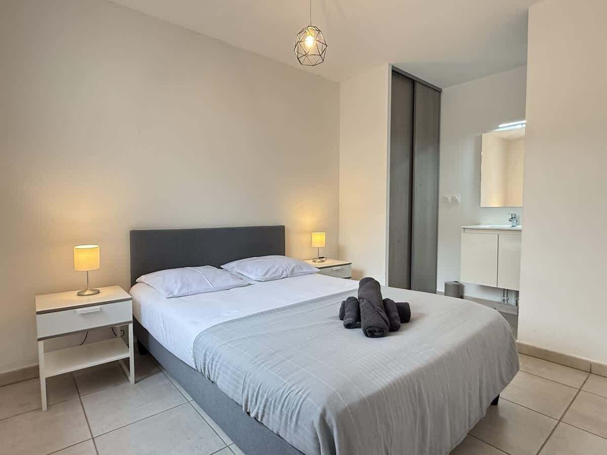 3 slaapkamers, een strijkplank/strijkijzer, wifi, beddengoed