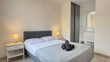 3 slaapkamers, een strijkplank/strijkijzer, wifi, beddengoed
