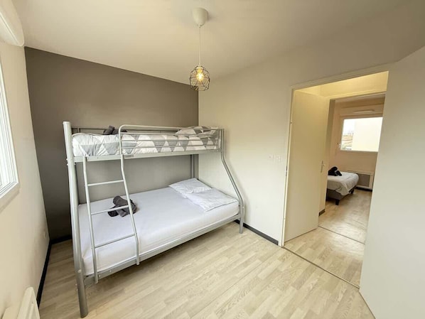 3 chambres, fer et planche à repasser, Wi-Fi, draps fournis