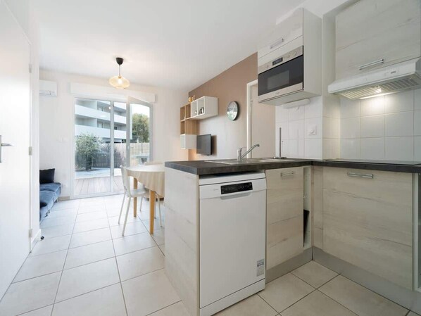 Réfrigérateur, micro-ondes, four, plaque de cuisson