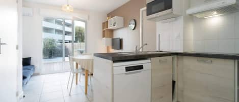 Réfrigérateur, four à micro-ondes, un four, surface de cuisson