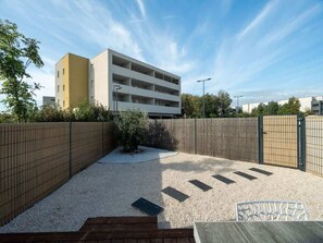 Unclassified image, 4 of 15, button