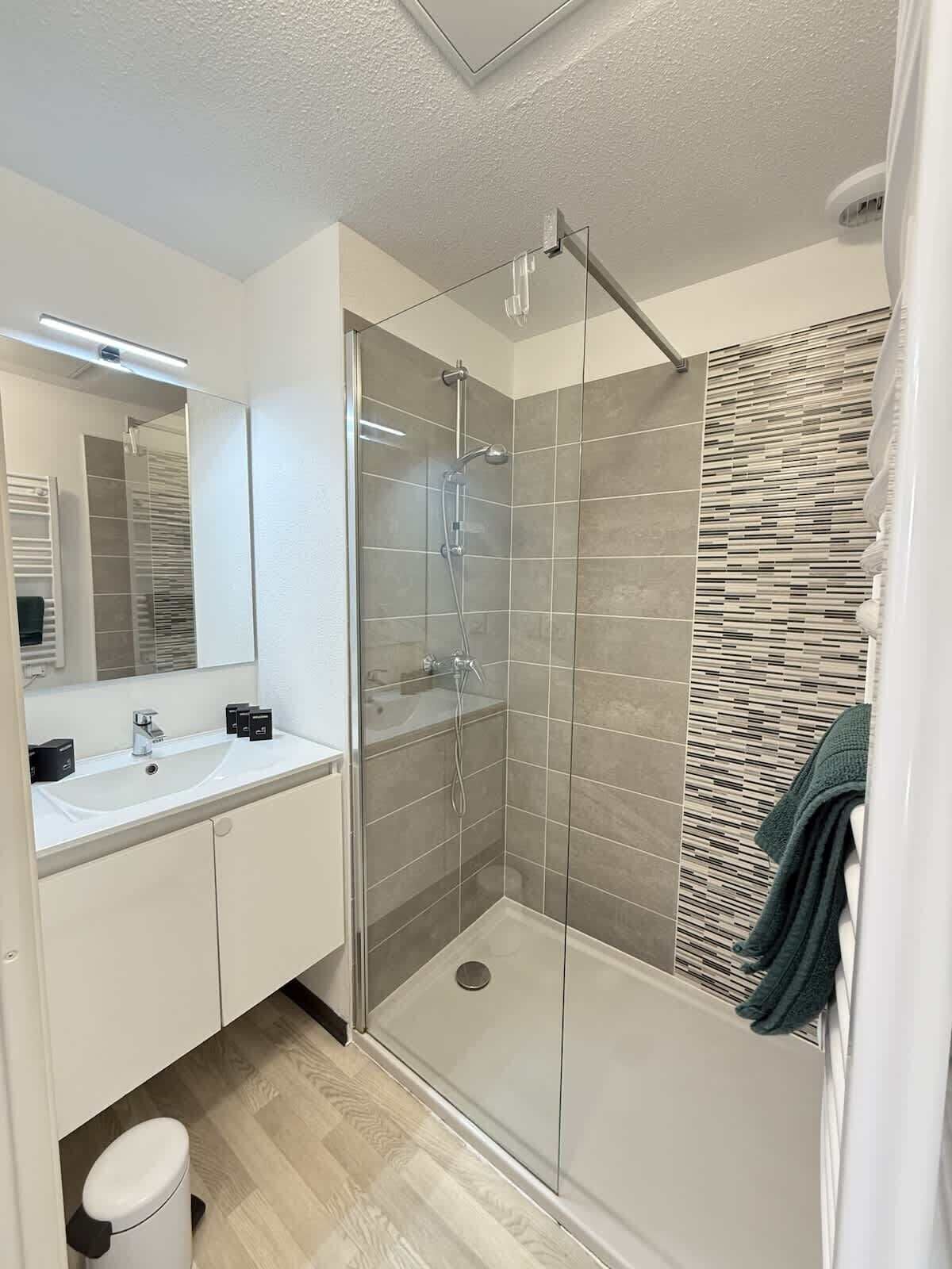Een douche, een haardroger, handdoeken, shampoo