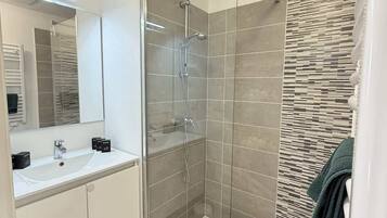 Een douche, een haardroger, handdoeken, shampoo