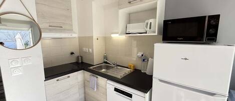 Fridge, microwave, stovetop, dishwasher