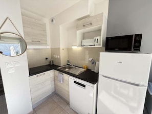 Réfrigérateur, micro-ondes, plaque de cuisson, lave-vaisselle