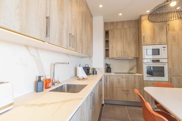 Fridge, microwave, oven, stovetop