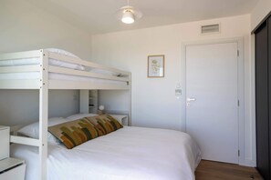 3 chambres, fer et planche à repasser, Wi-Fi, draps fournis