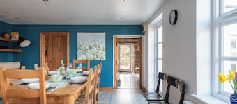 Charming 4-bedroom cottage in historic Chepstow