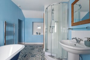 Shower, eco-friendly toiletries, hair dryer, towels - Charming 4-bedroom cottage in historic Chepstow (Chepstow)