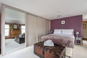 3 عدّة غرف نوم ومكتب ومكواة/لوح كي وسرير سفر