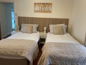 3 dormitorios, escritorio, tabla de planchar con plancha y cuna de viaje