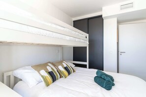 2 chambres, fer et planche à repasser, Wi-Fi, draps fournis