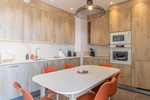 Fridge, microwave, oven, stovetop - ValrasLoc Apartment with Sea View Terrace (Valras-Plage)