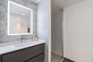 Shower, hair dryer, towels - ValrasLoc T3 avec terrasse vue mer (Valras-Plage)