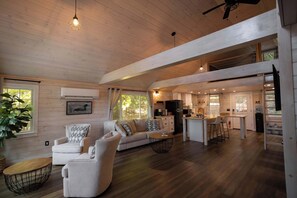 Smart-TV, Stereoanlage, Arbeitsbereiche