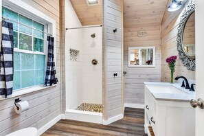 Shower, hair dryer, towels, shampoo - Gables End Escape Lakefront Dock Kayaks (Belgrade)