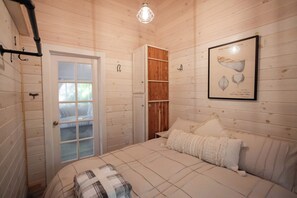 3 bedrooms, iron/ironing board, free WiFi, bed sheets - Gables End Escape Lakefront Dock Kayaks (Belgrade)